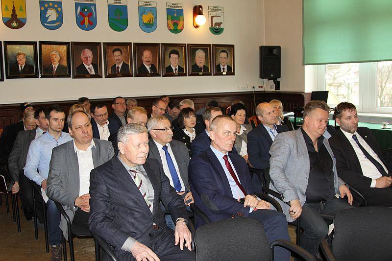 Z racji tego, że temat spotkania był bardzo istotny zarówno dla zarządców dróg, jak i mieszkańców, jako ich użytkowników, wzięli w nim udział przedstawiciele samorządów z całego Powiatu Kościerskiego.