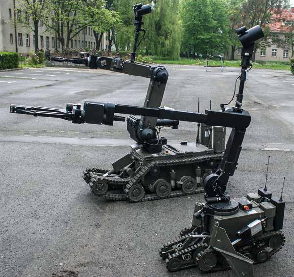 TEMAT NUMERU WOJSKA INŻYNIERYJNE Robot SMR-100 Expert i Inspector SR-11 BOGUSŁAW POLITOWSKI lenia sprawiło, że charakteryzuje się bardzo dużą mobilnością.