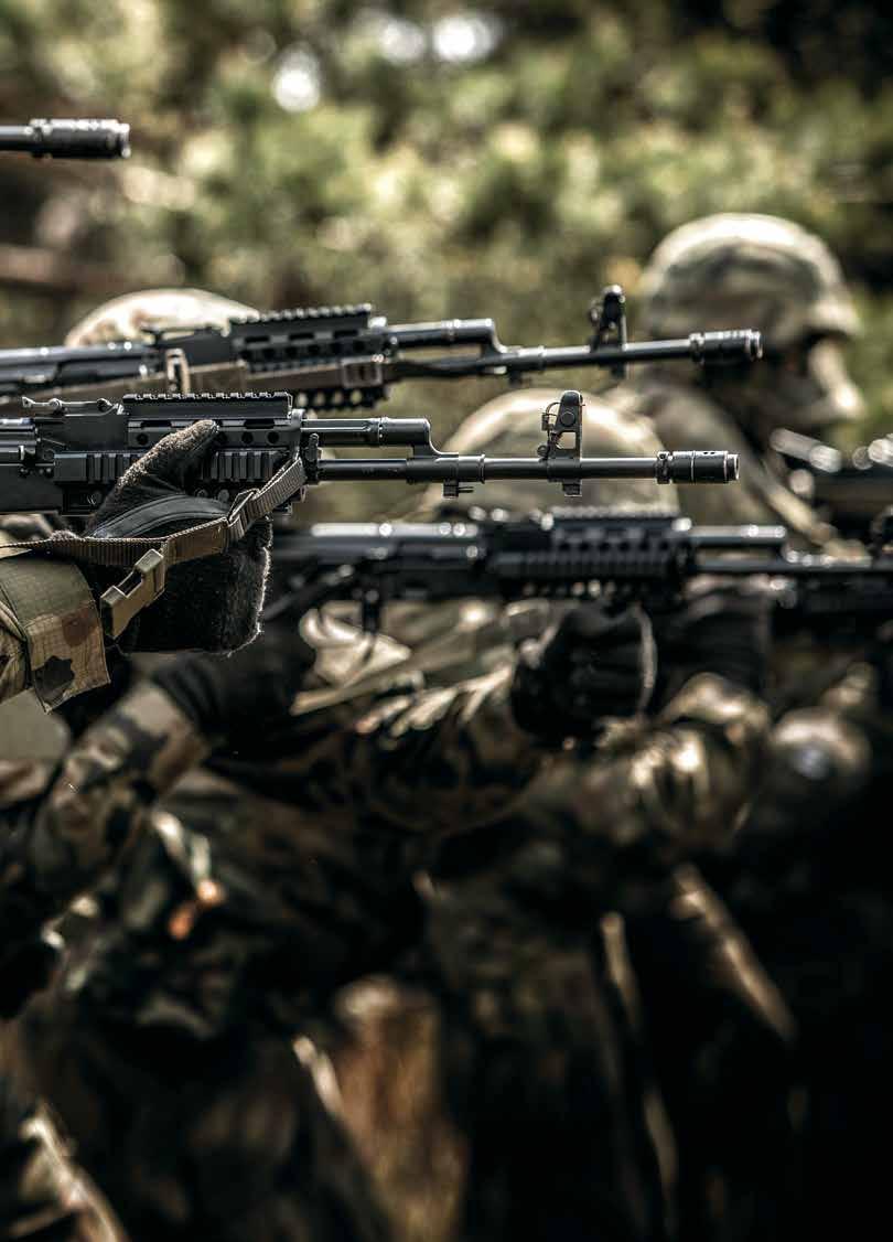 SZKOLENIE Obrona terytorialna w strategii obrony powszechnej WOJSKA OBRONY TERYTORIALNEJ, STANOWIĄCE LICZNE UGRUPOWANIA LEKKO UZBROJONE, UTWORZĄ PODSTAWOWĄ WARSTWĘ OCHRONNĄ WSPÓŁPRACUJĄCĄ Z