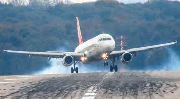 SZKOLENIE Lądowanie przy silnym wietrze bocznym (crosswind landing) 2. RYS. 3. ODDZIAŁYWANIE PRĄDÓW ZSTĘPUJĄCYCH ZWIĄZANYCH Z CHMURĄ CB NA SAMOLOT PODCZAS LĄDOWANIA 3.