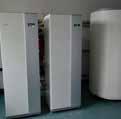 Dwie pompy ciepła NIBE F1345-60 kw, pracujące w układzie kaskadowym zasilają mieszany system grzewczy (podłogówka i grzejniki). Zabezpieczenie instalacji c.o. stanowi zbiornik buforowy o pojemności 1000 litrów.