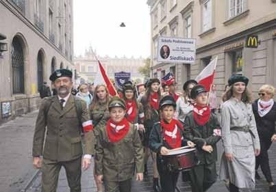 Uczniowie wraz z opiekunami są przebrani za żołnierzy, powstańców, sanitariuszki i łączników. W rytmie werbla, który nadaje Michał, wchodzimy na Wzgórze Wawelskie.