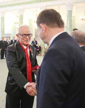 W imieniu Prezydenta Rzeczypospolitej Polskiej Andrzeja Dudy aktu dekoracji dokonał Sekretarz Stanu w Kancelarii Prezydenta RP Adam Kwiatkowski.