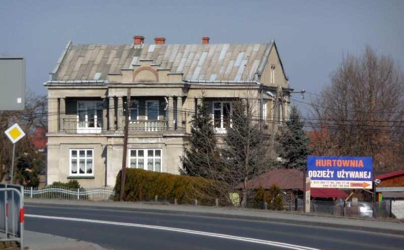 sąsiedztwa drogi dojazdowej do autostrady, w narożu z ulicą Podrabie.