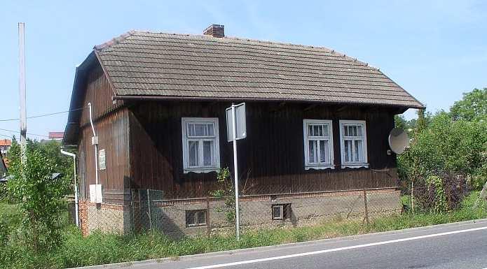 Oryginalny dom mieszkalny z początkowego odcinka
