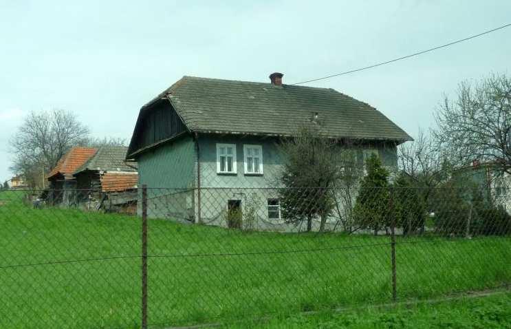 23 Fot. nr 32. Zapewne blisko stuletni dom ze środkowego fragmentu Łapczycy pod nr 156. (19.04.