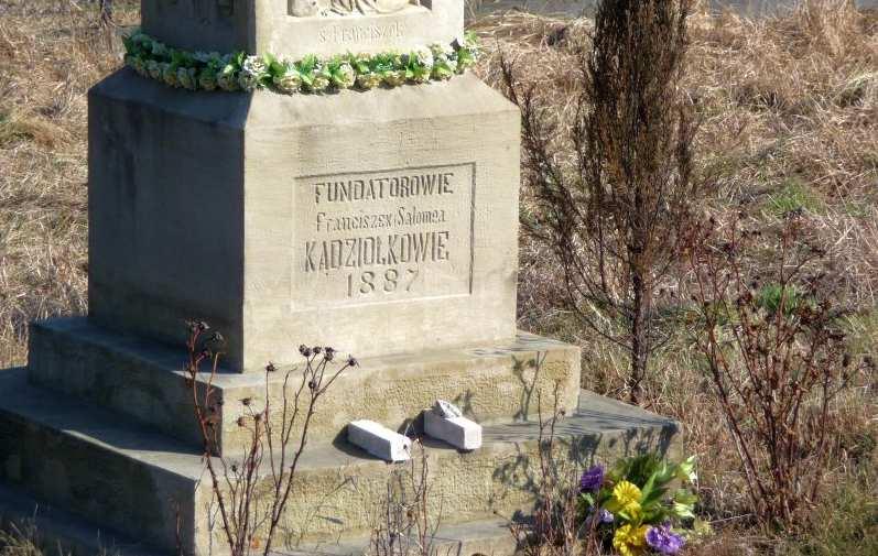 Inskrypcja na cokole postumentu: