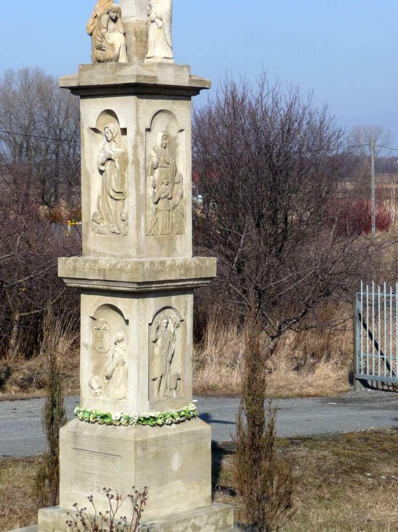 48 Fot. nr 82. Lico i prawy bok kapliczki. W dolnej części lica św.