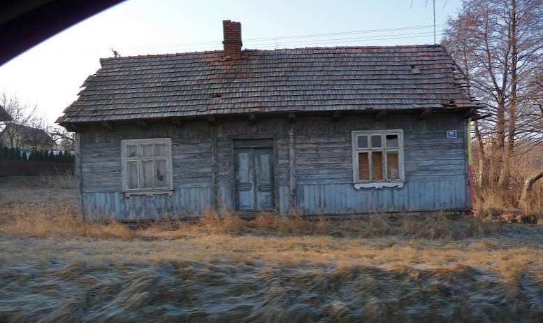 lewej stronie drogi, który może mieć ze sto lat. (07.03.12) Fot. nr 93.