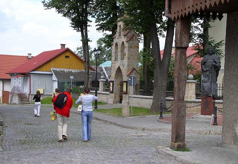 Rynku. W tle wieża kościoła parafialnego p.w. Św. Andrzeja.