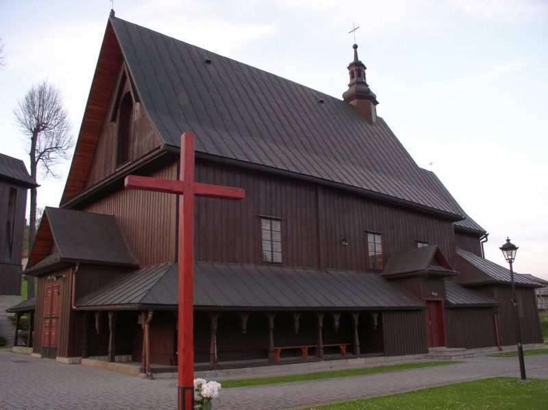 Zabytkowy, drewniany kościółek z