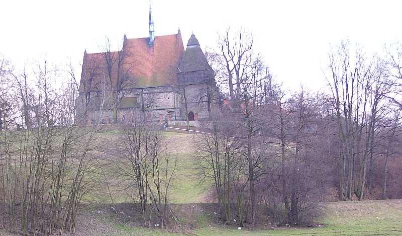kościołem parafialnym w tle. Fot.