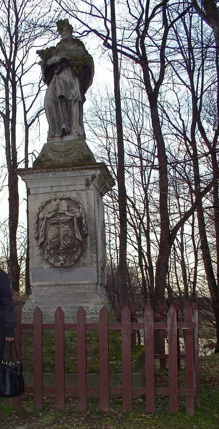69 Fot. nr 124 (124-127). Postument z figurą św.