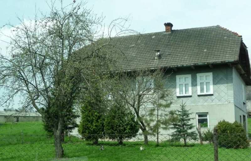 9 Dodałem więc zdjęcia: chałup z Targowiska (rozdz. I fot. nr: 6 i 7), kilku dalszych, cennych obiektów z terenu Łapczycy (fot. nr 5 i rozdz. II fot.