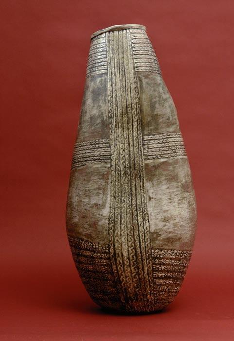 1200 0 C, redukcja, 2004 MATKA RODU wym: 42 x 32 x 115 cm, glina szamotowa, angoba, szkliwo autorskie; temp. 1200 0 C, redukcja, 2006 Ur. w 1952 roku w Jarosławiu.