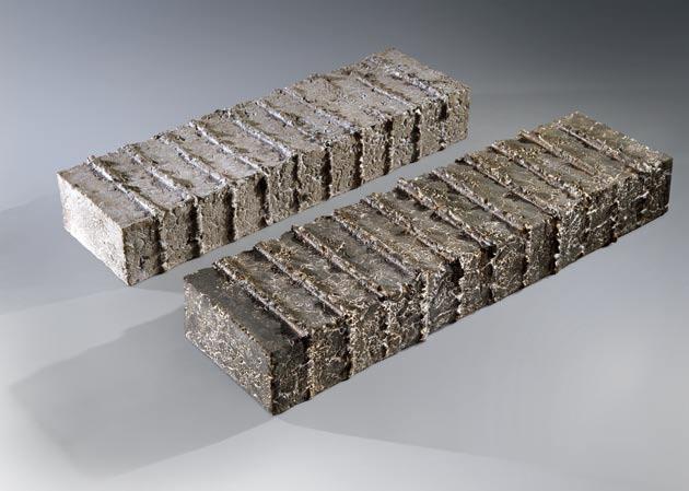 z cyklu OSTre 75 x 20 x 12 cm, masa szamotowa, 2006 z cyklu Obliczanieoblicza 82 x 22 x 12 cm, 74 x 22 x 12 cm, masa szamotowa, karborund, porcelana, 2005 Sss.