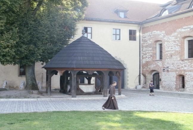 Wrocławia o godz. 07:00. Na trasie przerwa kawowo-śniadaniowa.