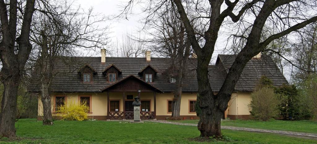 Jest również sklepik z produktami Benedyktyńskimi, gdzie można zaopatrzyć się nie tylko w specjalnie przygotowane mieszanki lecznicze z ziół lecz również wino czy piwo