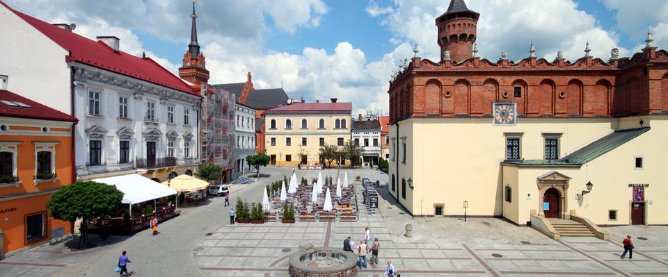 Ratusz - jest obok katedry najstarszą i najokazalszą z zabytkowych budowli miasta. Zaliczany jest do architektonicznych dzieł epoki renesansu.