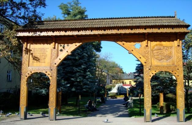 Monumentalne kilkupiętrowe kamienice przybliżają klimat Tarnowa z czasów Galicji. W jednej z kamienic, w latach 20. XX w.