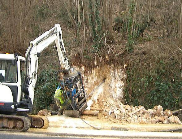 Wewnątrz klatki znajduje się stanowisko dla operatora, wiertnica mieści się do małych komór o średnicy 1200 mm. Masa urządzenia bez żerdzi około 700 kg.