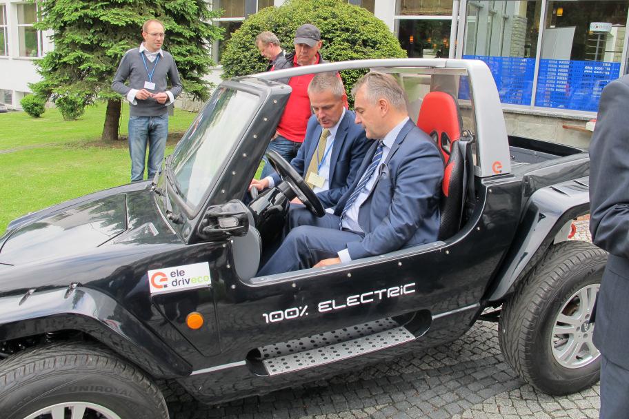 201 Gościem honorowym konferencji w roku 2015 był Premier Waldemar Pawlak, który przyleciał do Rytra na zaproszenie dyrektora KOMEL-u, specjalnie na wystawę prezentowanych na tej konferencji pojazdów