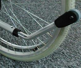 KÓŁKA PRZECIWWYWROTNE ANTI-FLIP WHEELS Wózek wyposażony jest w kółka przeciwwywrotne, które pełnią istotną role kiedy osoba siedząca w wózku ma problem ze stabilizacją ciała.