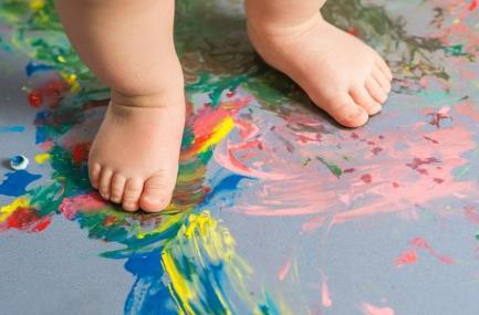 Wszystkie dzieci są twórcze, lepią, malują, kleją, bazgrają i wycinają. Najprostszą forma zajęć plastycznych jest odciskanie na papierze dłoni lub stopy zamoczonej w farbie.