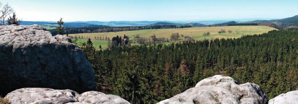 Narożnik widok na zachód W panoramie w kierunku zachodnim dominuje pochylone ku południowi spłaszczenie Rogowej Kopy, podścielone przez skały drobnoziarniste.
