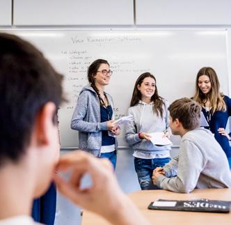 Intensywny program Wiedza akademicka Kampus uniwersytecki Sypialnie z łazienkami Lekcje obejmują umiejętności z zakresu języka angielskiego i wiedzy akademickiej, zręcznie łącząc intensywny program