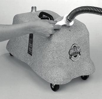 JIFFY Model J-4000 wskazówki użytkowania 1. Przykręć wąż prowadzący parę za pomocą klucza, który umieszczony jest pod jednostką główną na magnetycznym uchwycie. Złóż i zamocuj drążek mocujący wieszak.