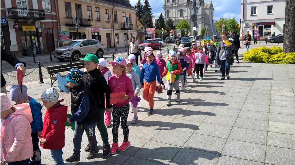 Dzieci uczestniczyły w happeningu w parku pod hasłem Przyroda potrzebuje nas.