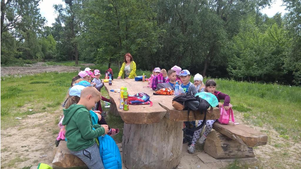 14 maja grupa 5-6-latków wybrała się na wycieczkę na łąkę w celu obserwacji przyrody pod