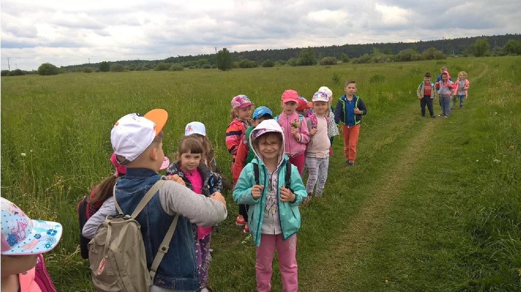 W czasie wycieczki rozpoznawały rośliny i szukały mieszkańców trawy.
