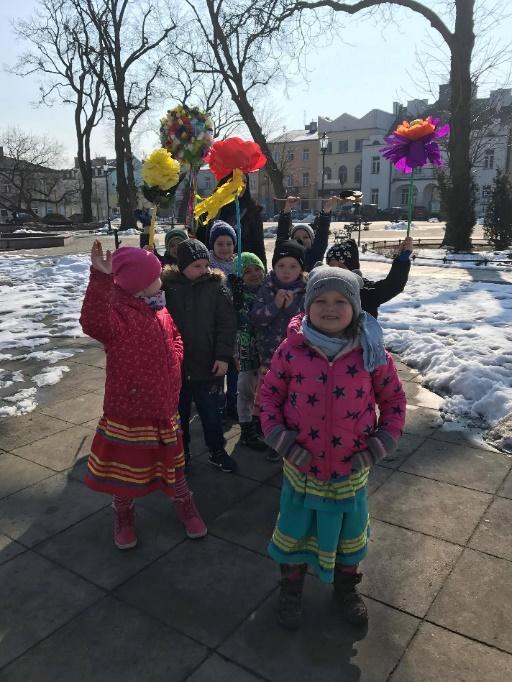 Wiosenną tradycją naszego przedszkola jest Chodzenie z kogutkiem.