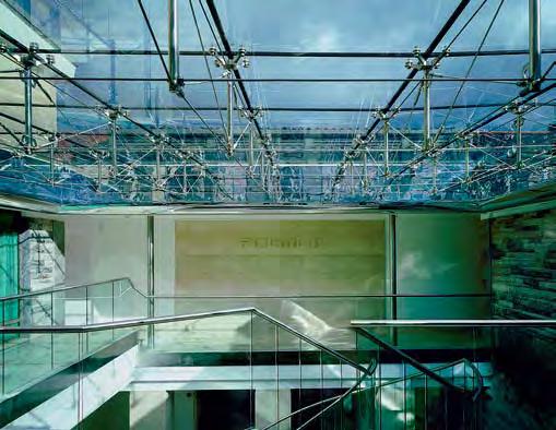 Pilkington Planar Pilkington Architectural ma ogromne doświadczenie w dostarczaniu przeszkleń zadaszeń i świetlików dachowych, dlatego też system Pilkington Planar może być polecany do tego typu