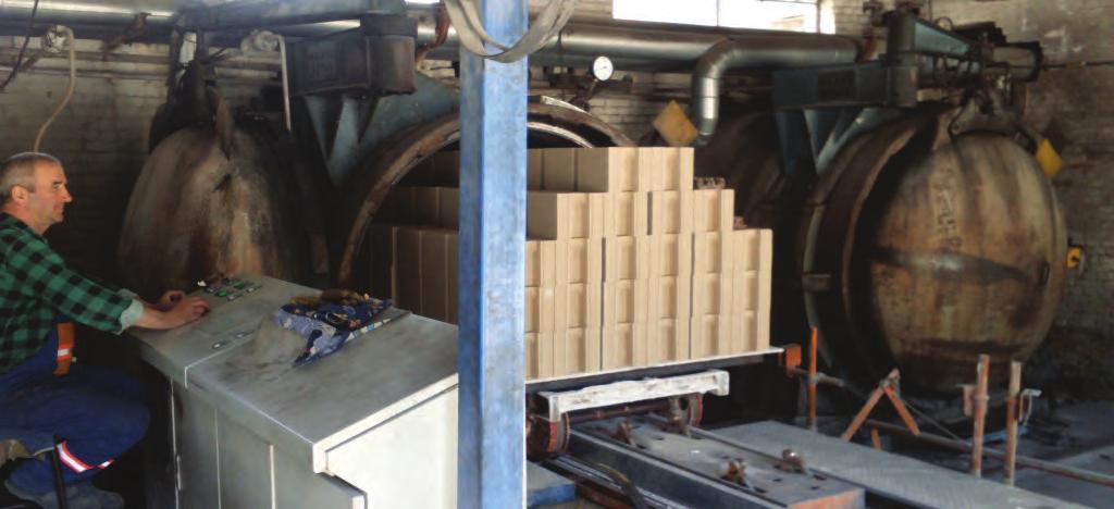 TECHNOLOGICAL ASPECT OF BRICK PRODUCTION USING THE METHOD OF AUTOCLAVING Fig. 4a. Production of silicates on industrial scale today Rys. 4a. Produkcja silikatów na skalę przemysłową Fig. 4b.