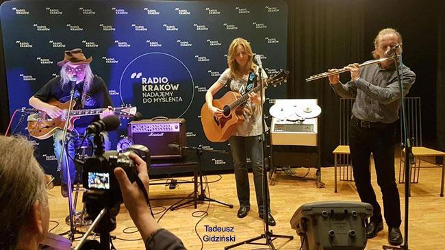 Kiedy Antek usłyszał ją po raz pierwszy, powiedział: WOW!!! To pierwsza rockmanka Piwnicy Pod Baranami. Stefan Błaszczyński to flecista i kompozytor.