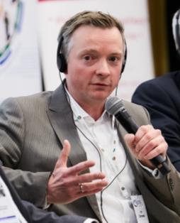 A. ( ) przemysł w Polsce jest o wiele bardziej zaawansowany niż myślimy (...) Nie powinniśmy tak wiele mówić o dużych firmach, które tu przychodzą i pomagają chodzi o ludzi.