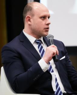 Jest więc wiele powodów, dla których offshore ma sens zwłaszcza w Polsce Udo Schneider Dyrektor, Green Giraffe ( ) jeśli chodzi o prace na morzu prace badawcze, instalacyjne to