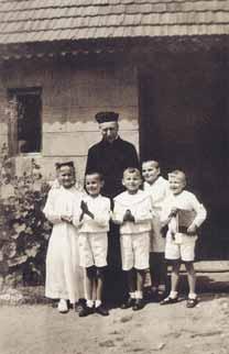 Czerwiec 1942 1 sierpnia 1944 Był kapelanem Zakładu dla Niewidomych w Laskach, jednocześnie prowadził działalność duszpaterską i konspiracyjną w Warszawie.