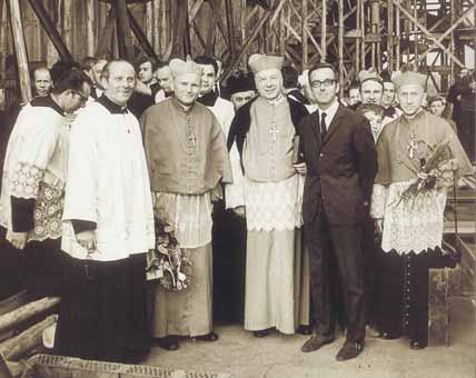 Dobre ZNAKI www.pielgrzym.com.pl 9 Na budowie kościoła w Nowej Hucie Bieńczycach (8 V 1971 r.) Z dziećmi, Warszawa (20 I 1973) Prymas Polski z kard. Karolem Wojtyłą (VII 1973 r.