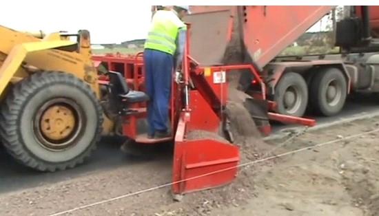Zadanie 1. Którą z robót wykonuje się przy użyciu zestawu maszyn przedstawionych na rysunku? Obsiewanie poboczy trawą. Układanie podbudowy z tłucznia. Formowanie ścieku przydrożnego.