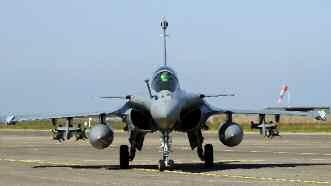 de la Défense Stíhací Rafale štartuje z paluby lietadlovej lode Charles de Gaulle 18 Bezpečnostná rada OSN schválila v noci zo štvrtka 17. marca na piatok 18. marca rezolúciu č.