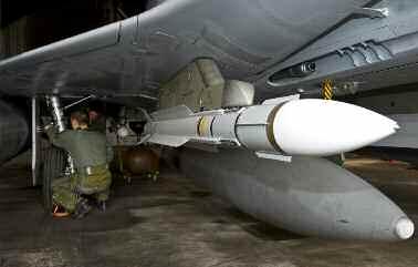 Pod trupom je prieskumný kontajner Rafale Raketu MICA-EM upevňujú pod krídlo Rafale na lietadlovej lodi Charles de Gaulle Dvojmiestne bombardovacie Mirage 2000D na korzickej základni Solenzara