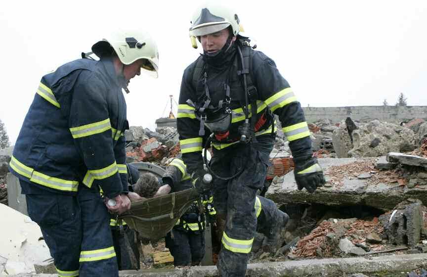: reportáž Prehľadávanie budov 13 / Jozef ŽIAK / foto Peter DOVINA doslova na koniec svojho nosa, vždy podvedome ťahá pohybovať sa okolo stien.