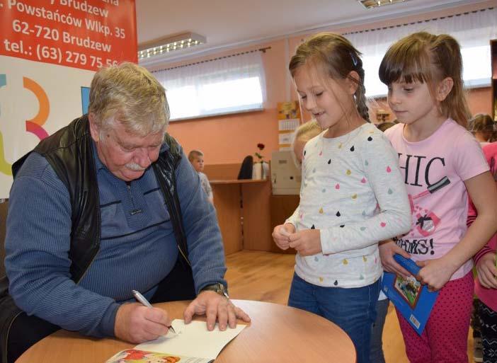 BIBLIOTEKA Spotkanie z Wiesławem Drabikiem W dniu dzisiejszym (12.10.2017 r.) naszą bibliotekę odwiedził pan Wiesław Drabik.