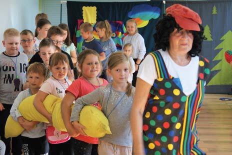 Jak każda dziedzina sztuki wymaga ćwiczeń, cierpliwości, precyzji i pokory. Podczas poniedziałkowego tworzenia powstały wirujące bączki oraz stado dinozaurów. BIBLIOTEKA Książka, ach to Ty! 23.08.