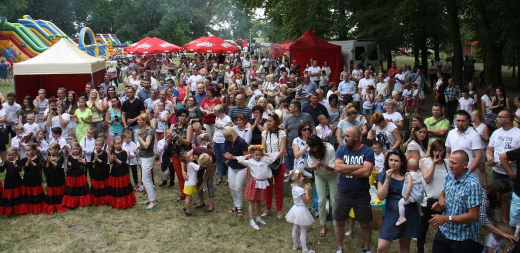 kopolskie w wykonaniu małych Brudzewiaków oraz obejrzeć tańce: polka i suita tańców lubelskich w wykonaniu starszej grupy Brudzewiaków.