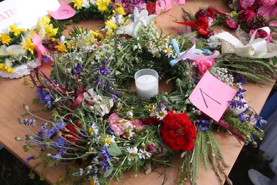 Noc Świętojańska 24 czerwca 2017 r. rzeką Kiełbaską w Brudzewie popłynęło ponad czterdzieści kolorowych wianków.